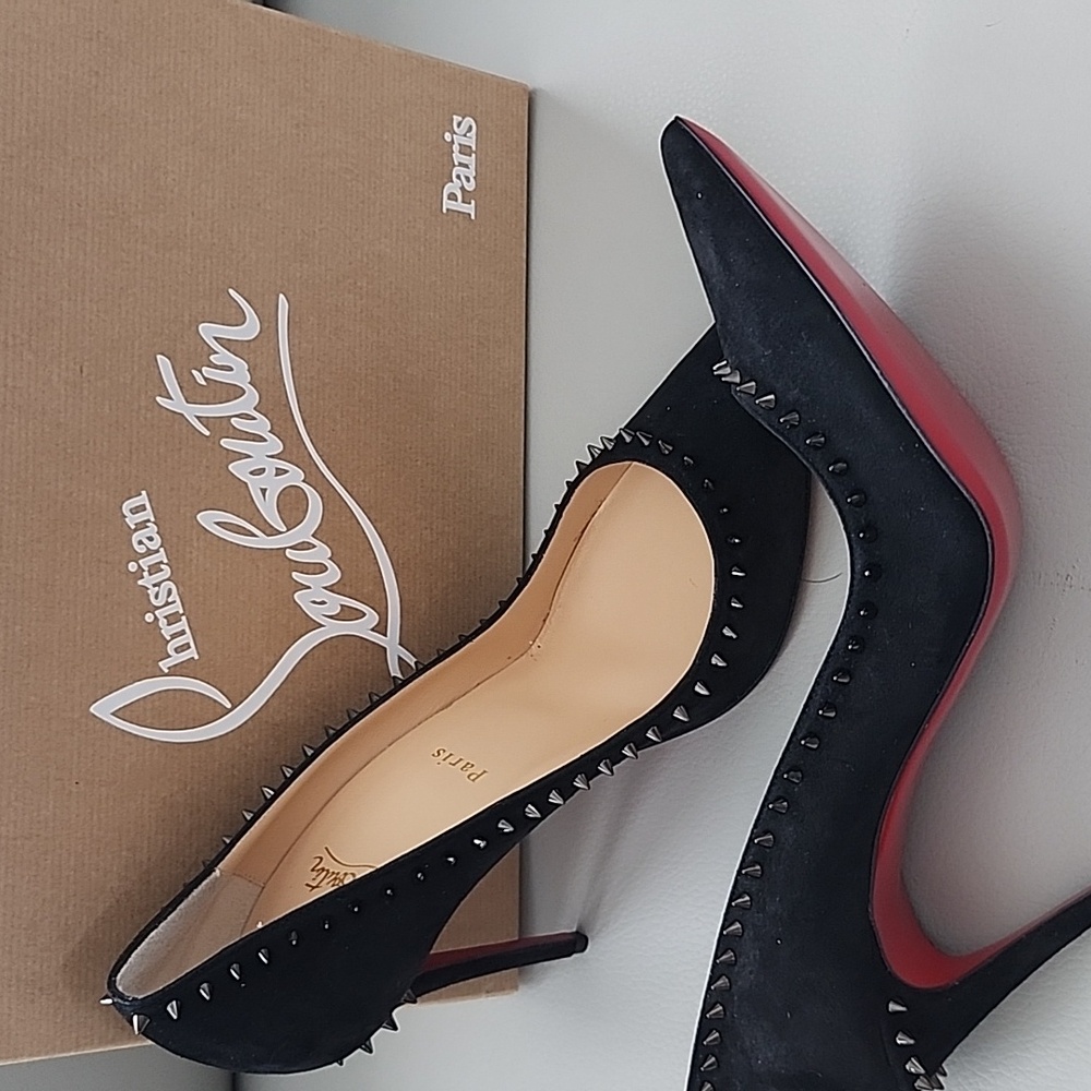 Red bottoms. Christian Louboutin size 39. Anjalinas.